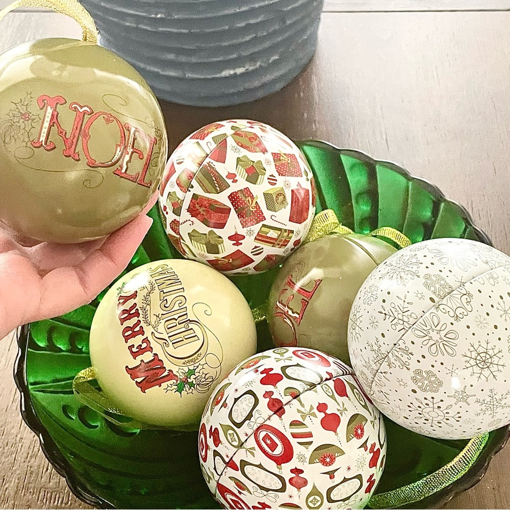 🤶🏻SOLD🤶🏻 Set of six refillable metal Christmas ornaments 3" Diameter - Picture 2 of 3